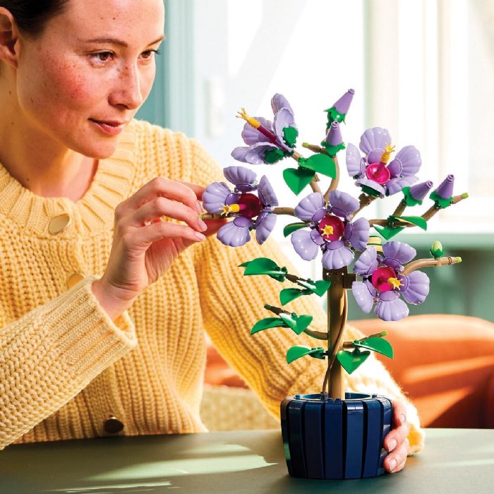 Alternate Image #1 of LEGO&reg; Hibiscus - 10372