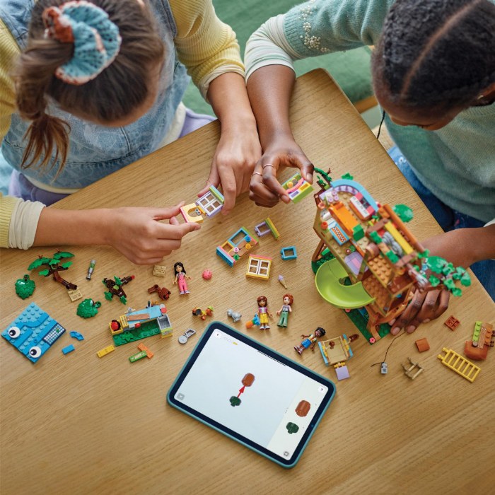 Alternate Image #1 of LEGO&reg; Friends Friendship Tree House Hangout - 42652