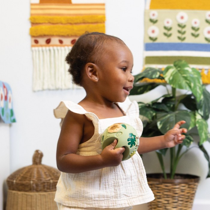 Alternate Image #1 of Safari Grabbing Ball